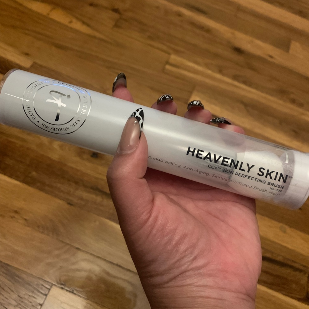IT Cosmetics CC+ Skin Perfecting Brush